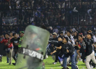 Al menos 125 muertos en los violentos enfrentamientos en un partido de fútbol en Indonesia