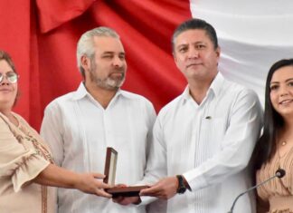 Entrega presidenta del Congreso del Estado a nombre de la 75 legislatura “Presea Constitución 1814” a la UMSNH