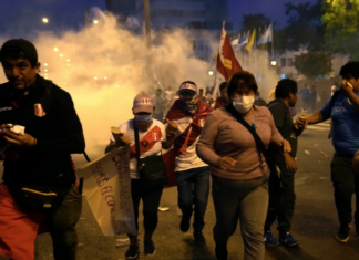 Se agrava la crisis política en Perú. Dos personas fallecidas y una veintena de heridos, entre ellos un policía, tras violentos enfrentamientos