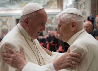 El papa Francisco pide rezar por Benedicto XVI ante el empeoramiento de su salud: “Está muy enfermo”