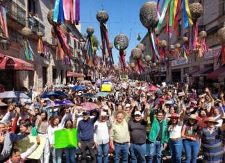 Los jóvenes están activos, con el corazón a la izquierda, caminado junto a la Dra. Sheinbaum