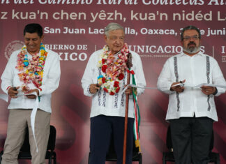 Presidente AMLO llama a replicar en la sociedad humanismo y unidad de las comunidades indígenas; inaugura camino artesanal en Oaxaca
