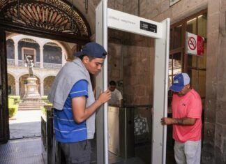 Mayor seguridad en las preparatorias de la UMSNH; instalan arcos detectores de metal