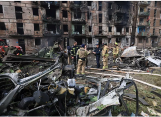Bandera ucraniana y cadáveres rusos: las imágenes desde un pueblo reconquistado que confirman el avance de Kiev