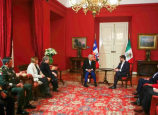 AMLO firma Compromiso de Santiago para defender la democracia