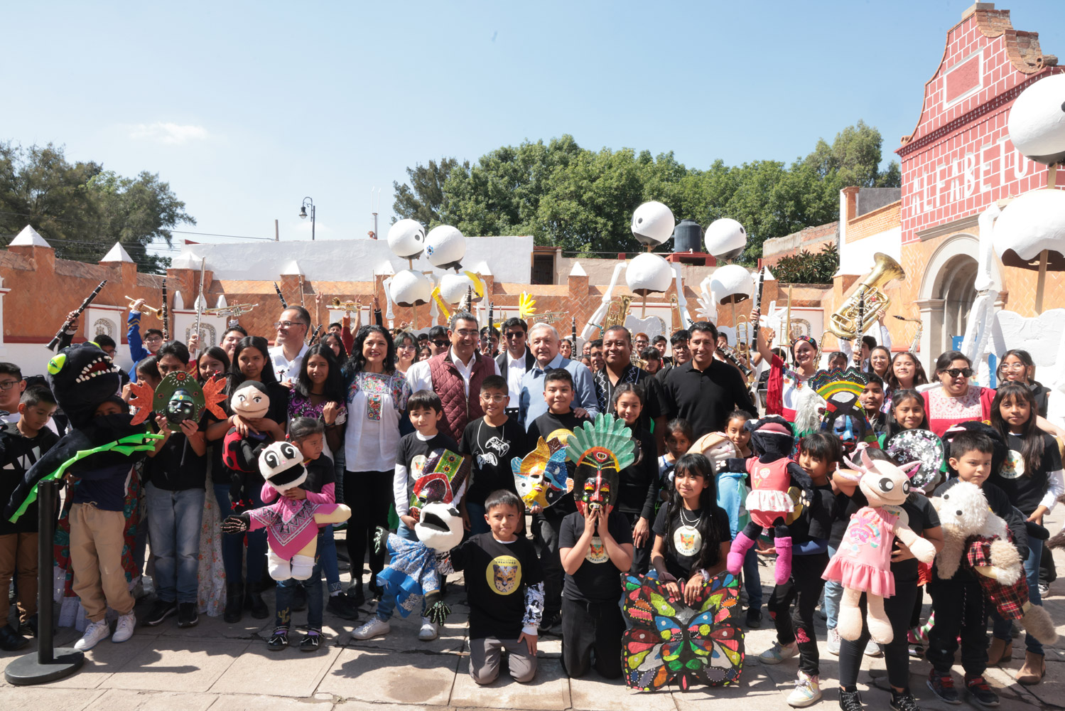 Presidente AMLO anuncia inauguración de fábricas de la Sedena en Puebla
