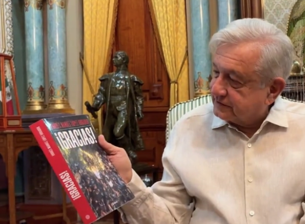 Presidente AMLO celebró que el tribunal electoral haya resuelto no prohibir su más reciente libro “¡Gracias!”.