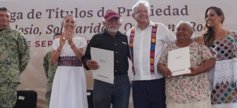 En Quintana Roo, presidente AMLO entrega primeras 1,600 escrituras a familias de la colonia Colosio