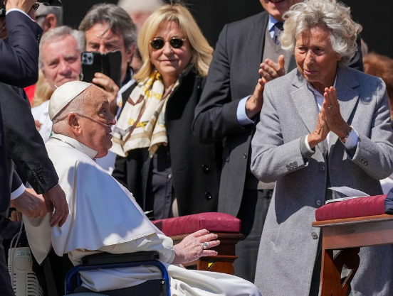 Papa Francisco reaparece en la plaza San Pedro dos semanas después de recibir el alta hospitalaria
