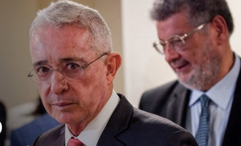 Juez condenó el viernes al expresidente colombiano Álvaro Uribe a 12 años de prisión por los delitos de fraude procesal y soborno