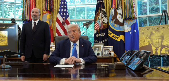 Firma Donald Trump orden para crear una tarjeta de residencia “dorada” que cuesta un millón de dólares