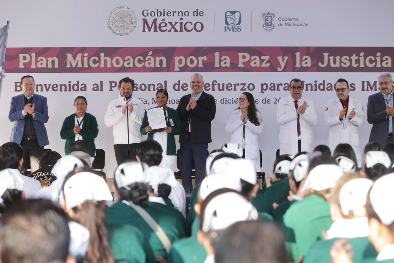 Certeza laboral para reforzar servicios de salud; Bedolla y Zoé Robledo entregan bases a 270 trabajadores del IMSS