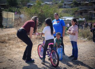 Giulianna Bugarini lleva la magia de los Reyes a hogares de Morelia