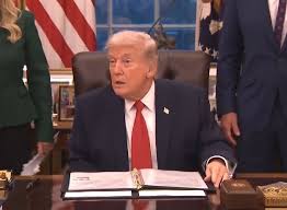 Firma Trump orden ejecutiva para imponer aranceles a países que suministren  petróleo a Cuba - Todo es Politica