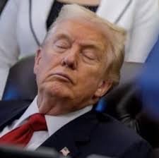 Donald Trump en la Casa Blanca hoy durante una conferencia de prensa 😳 Y  decían que Biden era el “viejito dormilón” 🤔